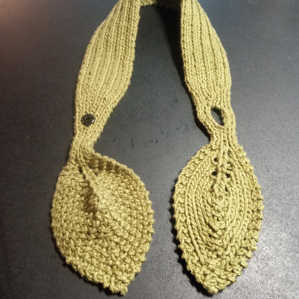 Hand knit leaf neckerchief.  Green wool. - Picture 2 of 2